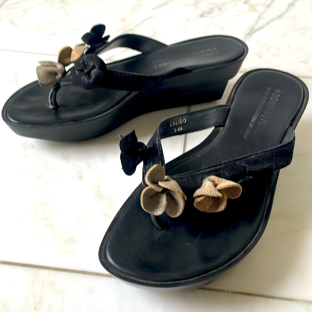 Donald J. Pliner black platform sandals with leather rosettes women’s size 8.5